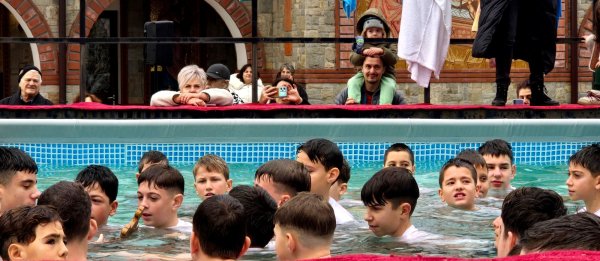 В Кърджали хвърлиха кръста два пъти - в р. Арда и в отоплен басейн за деца 